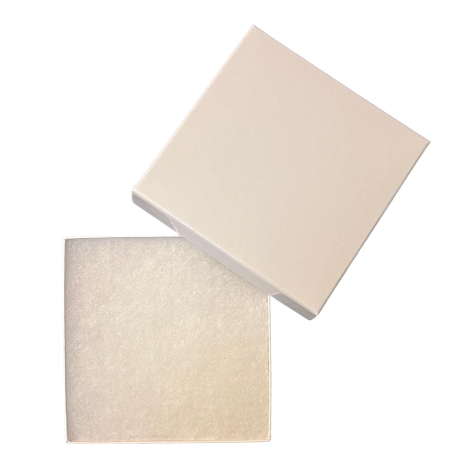 Caja Blanca abierta con tapa